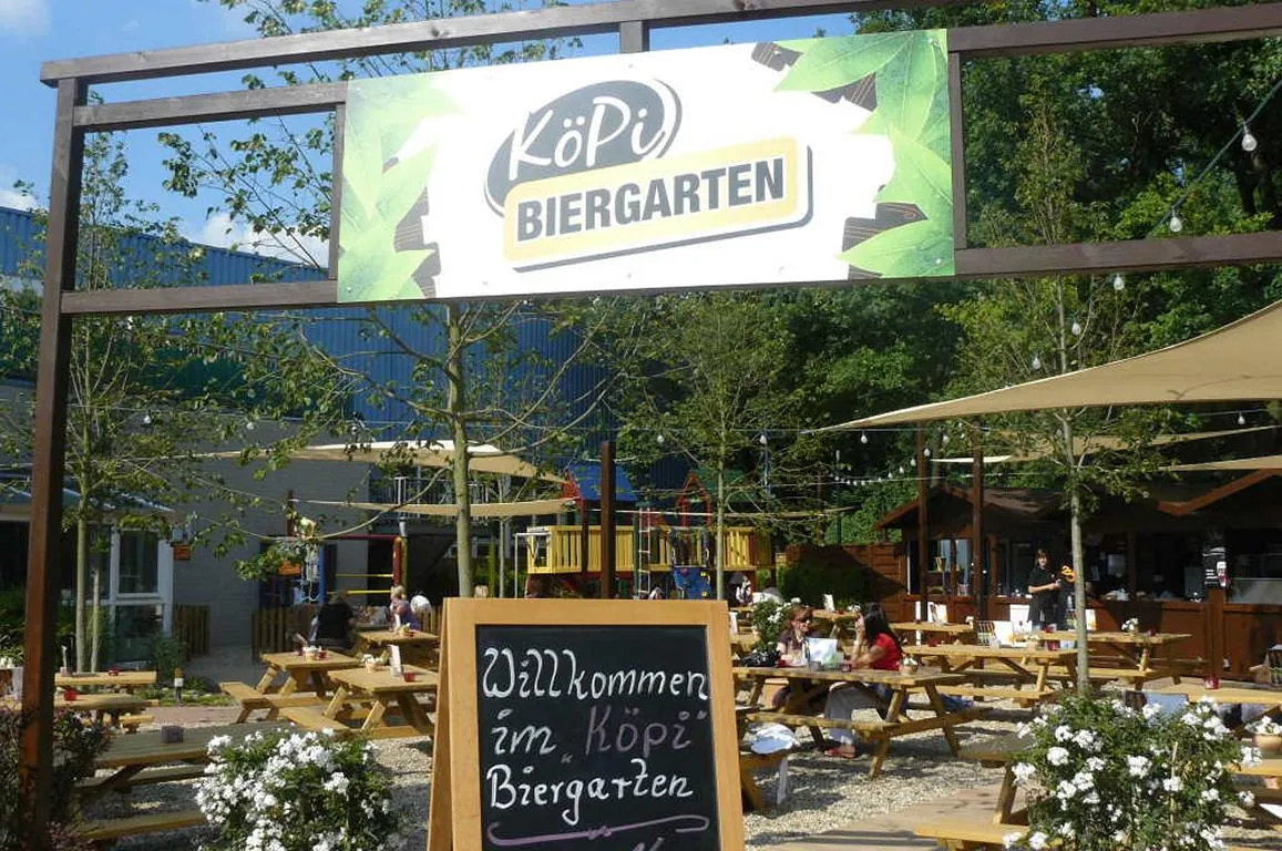 Eingang des Köpi Biergartens mit Schild und Tafel