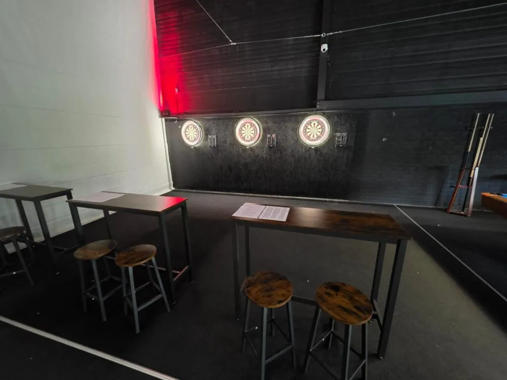 Drei Steeldartscheiben mit Stehtischen